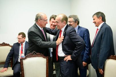 Relator-geral da Comissão Mista de Orçamento (CMO), senador Marcelo Castro (MDB-PI), reúne-se com aliados e integrantes do governo eleito, para tratar sobre a transição orçamentária e discutir as mudanças no projeto do Orçamento de 2023 com vistas a atender as necessidades do novo governo. De acordo com o mais recente calendário de votação, a CMO fará audiências públicas até 9 de novembro, e os parlamentares terão até 14 de novembro para apresentar emendas ao projeto. O relatório preliminar está previsto para ser votado até 24 de novembro; o relatório final deve ser votado na CMO até 12 de dezembro. Em destaque, relator-geral da Comissão Mista de Orçamento (CMO), senador Marcelo Castro (MDB-PI), cumprimenta o vice-presidente eleito, Geraldo Alckmin. Participam:deputado Reginaldo Lopes (PT-MG);senador Paulo Rocha (PT-PA);senador eleito Wellington Dias (PT-PI). Foto: Pedro França/Agência SenadoLocal: BrasÃ­liaIndexador: Pedro FranÃ§aFonte: AgÃªncia SenadoFotógrafo: pf<!-- NICAID(15254774) -->