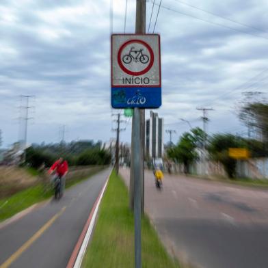 PORTO ALEGRE, RS, BRASIL - Matéria que vai mostrar alguns dos principais problemas em ciclovias de Poa, que foram apontados por uma ONG de ciclistas.Orientações para foto: Vamos passar em alguns pontos de avenidas. Nas imagens a ciclovia da avenida Ipiranga esquina Antônio de Carvalho.Indexador: Jeff Botega<!-- NICAID(15210227) -->