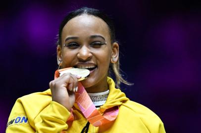 First-placed Brazils Rebeca Andrade celebrates with her gold medal on the podium after wining the Womens individual all-around final at the World Gymnastics Championships in Liverpool, northern England on November 3, 2022. (Photo by Ben Stansall / AFP) / RESTRICTED TO EDITORIAL USE - PUBLICATION OF SEQUENCES IN EXCESS OF 5 IMAGES/SECOND IS PROHIBITEDEditoria: SPOLocal: LiverpoolIndexador: BEN STANSALLSecao: gymnasticsFonte: AFPFotógrafo: STF<!-- NICAID(15255140) -->