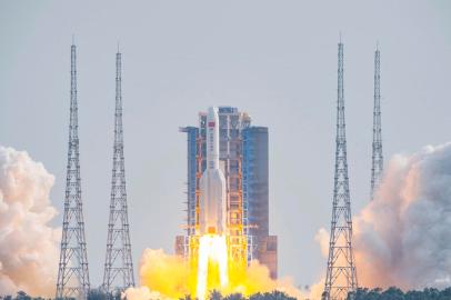 A Long March 5B rocket, carrying Chinas Mengtian science module, the final module of Tiangong space station, lifts off from the Wenchang Space Launch Centre in southern Chinas Hainan Province on October 31, 2022. (Photo by CNS / AFP) / China OUTEditoria: SCILocal: WenchangIndexador: -Secao: space programmeFonte: CNSFotógrafo: STR<!-- NICAID(15250992) -->