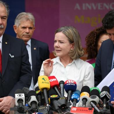 TRANSIÇÃO DE GOVERNO GLEISI HOFFMANN E ALOÍZIO MERCADANTE/COLETIVADF - TRANSIÇÃO-GOVERNO-GLEISI-HOFFMANN-ALOÍZIO-MERCADANTE/COLETIVA - GERAL - Gleisi Hoffmann e Aloízio Mercadante visitam o CCBB em Brasília (DF), nesta sexta-feira (4), sede da transição para o governo de Lula, com atendimento à imprensa no local. 04/11/2022 - Foto: FáTIMA MEIRA/FUTURA PRESS/FUTURA PRESS/ESTADÃO CONTEÚDOEditoria: GERALLocal: BRASÍLIAIndexador: FáTIMA MEIRAFotógrafo: FUTURA PRESS<!-- NICAID(15256481) -->