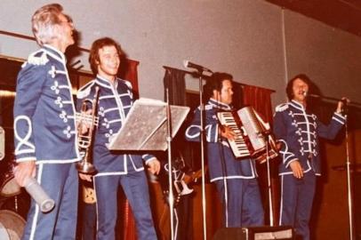 Abílio Guerra, Edgar Guerra, Elias Bergozza e Agenor Nicolau devidamente ¿uniformizados¿ com o figurino inspirado no álbum Sgt. Peppers Lonely Heart Club Band, dos Beatles, durante um baile no Clube Calhambeque, em 1979, em Caxias do Sul. <!-- NICAID(15255805) -->