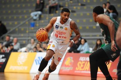 CAXIAS DO SUL, RS, BRASIL, 05/11/2022. Caxias do Sul Basquete x Cerrado-DF, jogo válido pela quarta rodada do Novo Basquete Brasil - NBB 2022/2023 -, realizado no ginásio do Sesi. (Bruno Todeschini/Agência RBS)<!-- NICAID(15256798) -->