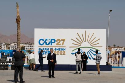 Participants arrive at the Sharm El Sheikh International Convention Centre, on the first day of the COP27 climate summit, in Egypts Red Sea resort city of Sharm el-Sheikh, on November 6, 2022 - The UNs COP27 climate summit kicked off today in Egypt after a year of extreme weather disasters that have fuelled calls for wealthy industrialised nations to compensate poorer countries. (Photo by Ludovic MARIN / AFP)Editoria: ENVLocal: Sharm el SheikhIndexador: LUDOVIC MARINSecao: environmental politicsFonte: AFPFotógrafo: STF<!-- NICAID(15257011) -->