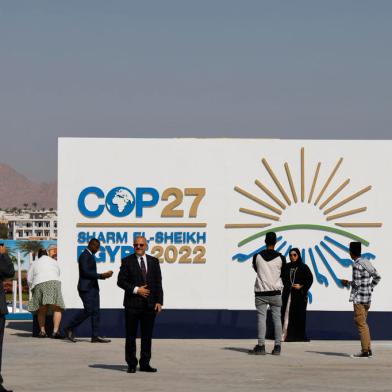 Participants arrive at the Sharm El Sheikh International Convention Centre, on the first day of the COP27 climate summit, in Egypts Red Sea resort city of Sharm el-Sheikh, on November 6, 2022 - The UNs COP27 climate summit kicked off today in Egypt after a year of extreme weather disasters that have fuelled calls for wealthy industrialised nations to compensate poorer countries. (Photo by Ludovic MARIN / AFP)Editoria: ENVLocal: Sharm el SheikhIndexador: LUDOVIC MARINSecao: environmental politicsFonte: AFPFotógrafo: STF<!-- NICAID(15257011) -->