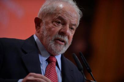 Former Brazils President Luiz Inacio Lula da Silva delivers a speech during a conference at the Institute of Political Studies (Sciences Po) in Paris on November 16, 2021. (Photo by JULIEN DE ROSA / AFP)Editoria: POLLocal: PARISIndexador: JULIEN DE ROSASecao: diplomacyFonte: AFPFotógrafo: STR<!-- NICAID(15249049) -->