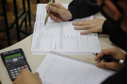 Novo Hamburgo, RS, Brasil, 11-05-2022: Estudantes do ensino médio durante aula de reforço com monitoria no Laboratório de Matemática na Fundação Liberato. Matéria sobre o baixo índice de aprendizagem da disciplina entre estudantes dessa faixa etária. Foto: Mateus Bruxel / Agência RBSIndexador: Mateus Bruxel<!-- NICAID(15093076) -->