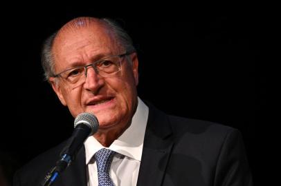 Brazilian Vice President-elect Geraldo Alckmin speaks with the press to announce the establishment of the transitional government of president-elect Luiz Inacio Lula da Silva administration, in Brasilia, Brazil, on November 8, 2022. (Photo by EVARISTO SA / AFP)Editoria: POLLocal: BrasíliaIndexador: EVARISTO SASecao: politics (general)Fonte: AFPFotógrafo: STF<!-- NICAID(15259035) -->