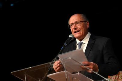 Brazilian Vice President-elect Geraldo Alckmin speaks with the press to announce the establishment of the transitional government of president-elect Luiz Inacio Lula da Silva administration, in Brasilia, Brazil, on November 8, 2022. (Photo by EVARISTO SA / AFP)Editoria: POLLocal: BrasíliaIndexador: EVARISTO SASecao: politics (general)Fonte: AFPFotógrafo: STF<!-- NICAID(15259032) -->