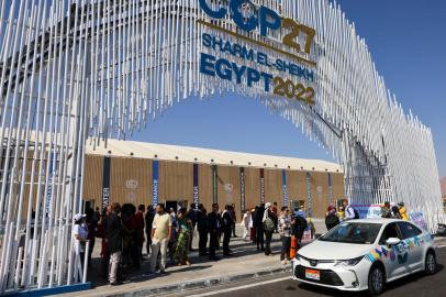 Delegates arrive at the Sharm El Sheikh International Convention Centre, in Egypts Red Sea resort of the same name, on November 6, 2022, for the 2022 United Nations Climate Change Conference, more commonly known as COP27. - Diplomats from nearly 200 countries gathering in the Red Sea resort for the November 6-18 conference are tasked with greening the global economy and helping poor, climate-vulnerable nations who have barely contributed to the problem cope with evermore deadly storms, heatwaves, droughts and floods. (Photo by JOSEPH EID / AFP)Editoria: ENVLocal: Sharm el SheikhIndexador: JOSEPH EIDSecao: environmental politicsFonte: AFPFotógrafo: STF<!-- NICAID(15256991) -->