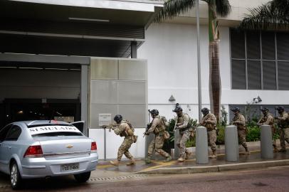 Porto Alegre, RS, Brasil, 09-11-2022:  Simulação de ataque ao Consulado dos EUA, na zona norte. O principal objetivo do exercício é preparar a reação dos funcionários a situações de emergência e a coordenação com serviços locais acionados nessas situações. Foto: Mateus Bruxel / Agência RBSIndexador: Mateus Bruxel<!-- NICAID(15259674) -->