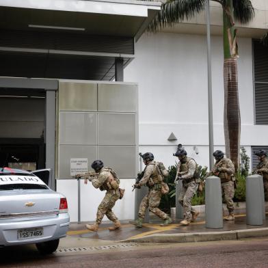 Porto Alegre, RS, Brasil, 09-11-2022:  Simulação de ataque ao Consulado dos EUA, na zona norte. O principal objetivo do exercício é preparar a reação dos funcionários a situações de emergência e a coordenação com serviços locais acionados nessas situações. Foto: Mateus Bruxel / Agência RBSIndexador: Mateus Bruxel<!-- NICAID(15259674) -->