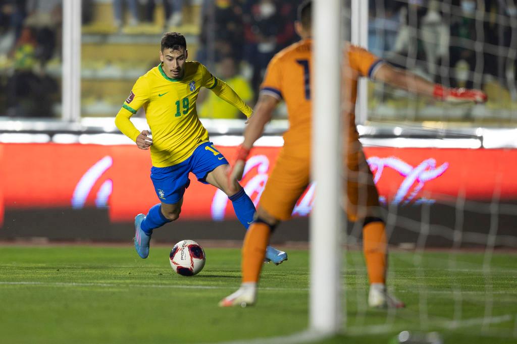 Jogador de atacante de futebol salta com análise de apostas de futebol  online e fundo de estatísticas