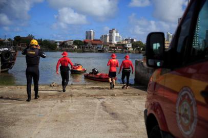 Imbé, RS, Brasil, 09/11/2022 - Bombeiros fazem buscas após afogamento no Rio Tramandaí, em Imbé - Foto: Jefferson Botega/Agência RBSIndexador: Jeff Botega<!-- NICAID(15260055) -->