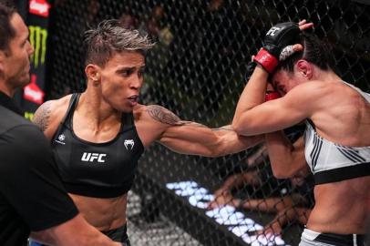 UFC Fight Night: Rodriguez v LemosLAS VEGAS, NEVADA - NOVEMBER 05: (L-R) Amanda Lemos of Brazil punches Marina Rodriguez of Brazil in a strawweight fight during the UFC Fight Night event at UFC APEX on November 05, 2022 in Las Vegas, Nevada.Editoria: SLocal: Las VegasIndexador: Chris UngerSecao: MARFonte: Zuffa LLCFotógrafo: Contributor<!-- NICAID(15260117) -->