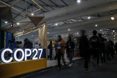 Participants walk inside the Sharm el-Sheikh International Convention Centre during the COP27 climate conference, in Egypts Red Sea resort city of the same name, on November 9, 2022. (Photo by Mohammed ABED / AFP)<!-- NICAID(15260149) -->