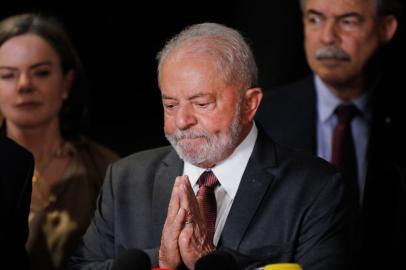 President-elect Luiz Inacio Lula da Silva gestures during a press conference after a meeting with politicians from the transition teams at the Electoral Court in Brasilia, on November 9, 2022. - To lay the groundwork for the changeover of government on January 1, Lula da Silva is meeting with the leaders of both chambers of Congress in Brasilia to discuss budget issues as he looks to implement his campaign promises of increased social spending, while grappling with a struggling economy. (Photo by Sergio Lima / AFP)Editoria: POLLocal: BrasíliaIndexador: SERGIO LIMASecao: politics (general)Fonte: AFPFotógrafo: STR<!-- NICAID(15260222) -->