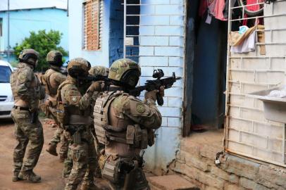 PORTO ALEGRE, RS, BRASIL, 10/11/2022- Polícia faz operação contra quadrilha que vendia drogas e armas pelo Instagram. As ações ocorrem em Porto Alegre, Viamão, Charqueadas e Santana do Livramento, além de Rivera, no Uruguai.Foto: Ronaldo Bernardi / Agencia RBS<!-- NICAID(15260522) -->