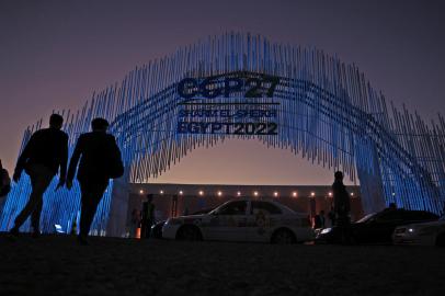 Vehicles wait outside the Sharm el-Sheikh International Convention Centre, in Egypts Red Sea resort city of the same name, during the COP27 climate conference, on November 10, 2022. (Photo by AHMAD GHARABLI / AFP)Editoria: SCILocal: Sharm el SheikhIndexador: AHMAD GHARABLISecao: weather scienceFonte: AFPFotógrafo: STF<!-- NICAID(15261282) -->