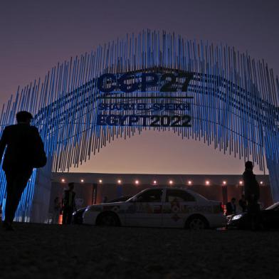 Vehicles wait outside the Sharm el-Sheikh International Convention Centre, in Egypts Red Sea resort city of the same name, during the COP27 climate conference, on November 10, 2022. (Photo by AHMAD GHARABLI / AFP)Editoria: SCILocal: Sharm el SheikhIndexador: AHMAD GHARABLISecao: weather scienceFonte: AFPFotógrafo: STF<!-- NICAID(15261282) -->