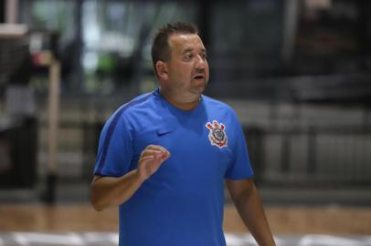 André Bié, técnico ex-Corinthians, deve assumir a ACBF<!-- NICAID(15263092) -->