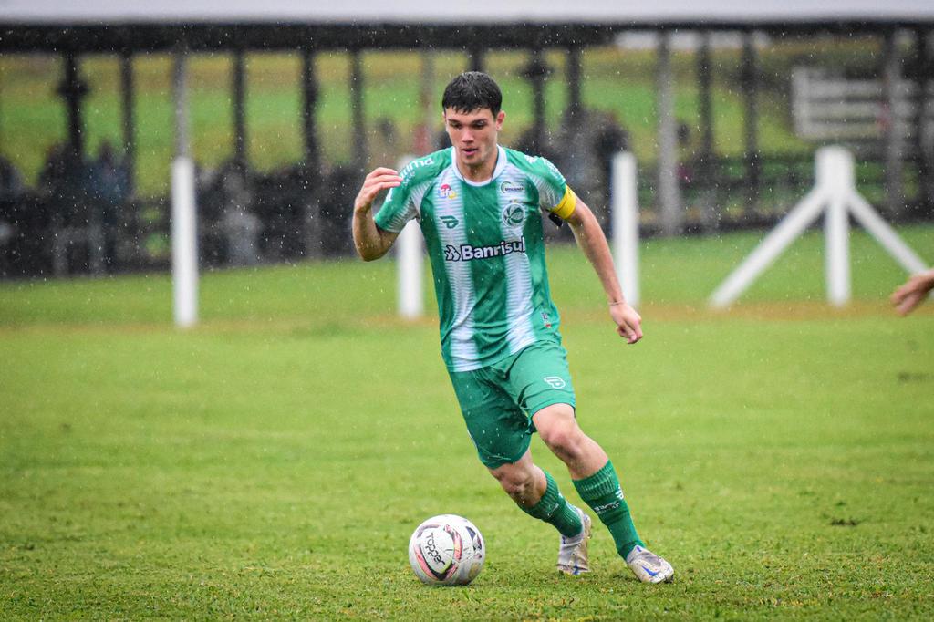 Agora capitão, lateral Da Rocha lidera Juventude no Gauchão Sub-20 - Lance!