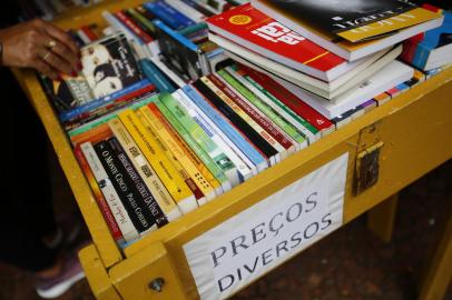 Porto Alegre, RS, Brasil, 11/11/2022 - Procura por promoções e doações nos saldos das bancas da Feira do Livro - Foto: Jonathan Heckler/Agência RBS<!-- NICAID(15263111) -->