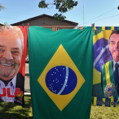 CAXIAS DO SUL, RS, BRASIL, 28/10/2022. Comércio de bandeiras e toalhas de Lula e Bolsonaro movimenta Caxias do Sul antes do segundo turno das eleições. (Bruno Todeschini/Agência RBS)<!-- NICAID(15248869) -->