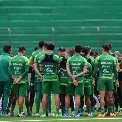 CAXIAS DO SUL, RS, BRASIL, 29/10/2022. Primeiro treino do Juventude sob o comando do técnico Celso Roth, no estádio Alfredo Jaconi. (Bruno Todeschini/Agência RBS)<!-- NICAID(15249520) -->