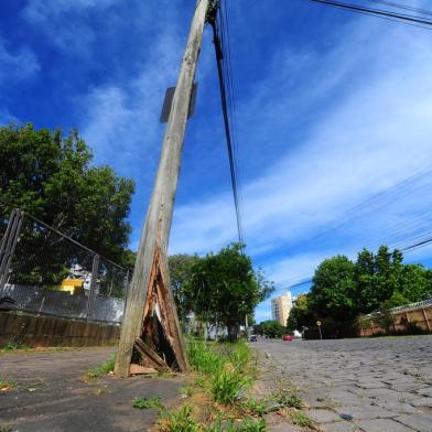 CAXIAS DO SUL, RS, BRASIL, 10/11/2022. Poste caindo na Rua Emílio Ataliba Finger, na frente do número 285, bairro Colina Sorriso. (Porthus Junior/Agência RBS)<!-- NICAID(15261395) -->