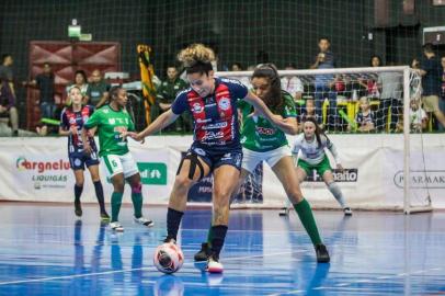 A Celemaster manteve a hegemonia no Gauchão de futsal feminino. Na noite de sábado (12), as gurias de Uruguaiana receberam a Malgi no Ginásio Schmitão e venceram por 3 a 1. Os gols do título foram marcados por Betinha, Micha e Marinel. As adversárias descontaram com Karina.<!-- NICAID(15263888) -->