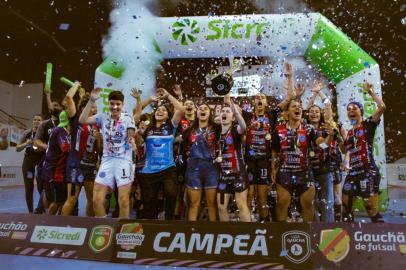 A Celemaster manteve a hegemonia no Gauchão de futsal feminino. Na noite de sábado (12), as gurias de Uruguaiana receberam a Malgi no Ginásio Schmitão e venceram por 3 a 1. Os gols do título foram marcados por Betinha, Micha e Marinel. As adversárias descontaram com Karina.<!-- NICAID(15263894) -->