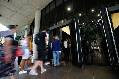 Porto Alegre, RS, Brasil, 13/11/2022 - Estudantes chegam para realizar a prova do ENEM, em Porto Alegre - Foto: Jonathan Heckler/Agência RBS<!-- NICAID(15263935) -->