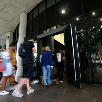 Porto Alegre, RS, Brasil, 13/11/2022 - Estudantes chegam para realizar a prova do ENEM, em Porto Alegre - Foto: Jonathan Heckler/Agência RBS<!-- NICAID(15263935) -->