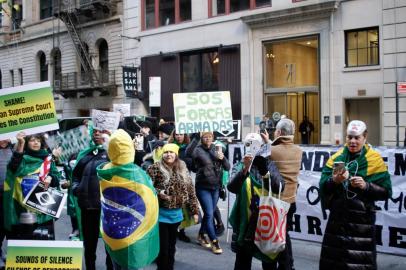 Ministros do STF são hostilizados por manifestantes bolsonaristas em NYUSA - STF/MINISTROS/NY/LIDE/BOLSONARISTAS/HOSTILIDADES - INTERNACIONAL - Grupo de brasileiros reunidos em frente   ao Harvard Club, em Nova York, nos   Estados Unidos, para protestar contra a   presença de ministros do Supremo   Tribunal Federal (STF) durante uma   conferência organizada pelo Lide -   Grupo de Líderes Empresariais - que   acontece hoje (14) e amanhã (15) na   cidade. Os ministros foram hostilizados   na noite do domingo, 13, por   manifestantes bolsonaristas.   14/11/2022 - Foto: NIYI FOTE/THENEWS2/ESTADÃO CONTEÚDOEditoria: INTERNACIOLocal: NOVA YORKIndexador: NIYI FOTEFonte: TheNews2Fotógrafo: THENEWS2<!-- NICAID(15264576) -->