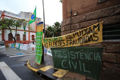 PORTO ALEGRE,RS,BRASIL.2022,11,14. Apoiadores do presidente Bolsonaro, se mantém acampados, na Rua Padre Tomé, matendo as rua bloqueda.(RONALDO BERNARDI/AGENCIA RBS).<!-- NICAID(15264395) -->