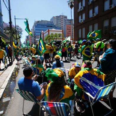 Porto Alegre, RS, Brasil, 15/11/2022 - Manifestantes bolsonarista contrários ao resultado das eleições seguem ocupando a avenida 7 de Setembro, no centro de Porto Alegre - Foto: Jonathan Heckler/Agência RBS<!-- NICAID(15265115) -->