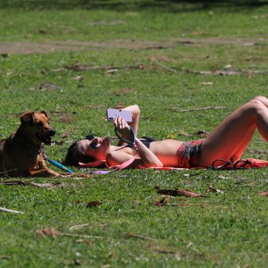 PORTO ALEGRE,RS,BRASIL.2022.11,15.Clima de verão leva as pessoas ao parques.NA FOTO.Redenção,Joana Senger.(RONALDO BERNARDI/AGENCIA RBS).<!-- NICAID(15265119) -->