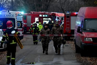 Ukrainian firefighters and emergency personnel intervene at the scene where a Russian missile fragment fell near a residential building causing fire in the centre of the Ukrainian capital of Kyiv on November 15, 2022. - The Ukrainian presidency said on November 15, 2022 that the situation across the country was "critical" after a fresh wave of Russian missiles battered energy facilities, forcing emergency shutdowns and plunging parts of the capital into darkness. (Photo by Sergei SUPINSKY / AFP)Editoria: WARLocal: KyivIndexador: SERGEI SUPINSKYSecao: warFonte: AFPFotógrafo: STF<!-- NICAID(15265956) -->