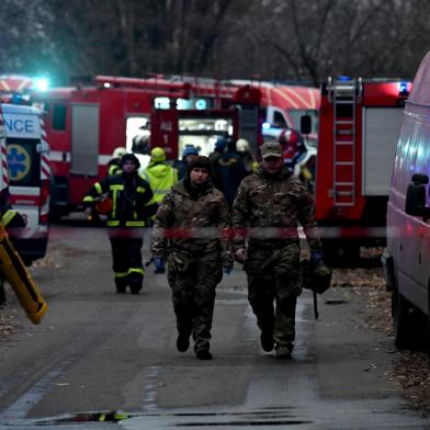 Ukrainian firefighters and emergency personnel intervene at the scene where a Russian missile fragment fell near a residential building causing fire in the centre of the Ukrainian capital of Kyiv on November 15, 2022. - The Ukrainian presidency said on November 15, 2022 that the situation across the country was critical after a fresh wave of Russian missiles battered energy facilities, forcing emergency shutdowns and plunging parts of the capital into darkness. (Photo by Sergei SUPINSKY / AFP)Editoria: WARLocal: KyivIndexador: SERGEI SUPINSKYSecao: warFonte: AFPFotógrafo: STF<!-- NICAID(15265956) -->