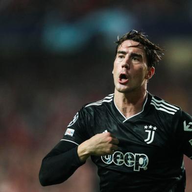 Juventus Serbian forward Dusan Vlahovic celebrates after scoring his teams first goal during the UEFA Champions League 2nd round group H football match between SL Benfica and Juventus FC, at the Luz stadium in Lisbon on October 25, 2022. (Photo by CARLOS COSTA / AFP)Editoria: SPOLocal: LisbonIndexador: CARLOS COSTASecao: soccerFonte: AFPFotógrafo: STR<!-- NICAID(15266774) -->