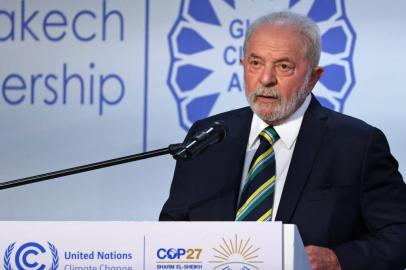 Brazilian president-elect Luiz Inacio Lula da Silva speaks during the COP27 climate conference in Egypts Red Sea resort city of Sharm el-Sheikh on November 16, 2022. (Photo by AHMAD GHARABLI / AFP)Editoria: SCILocal: Sharm el SheikhIndexador: AHMAD GHARABLISecao: weather scienceFonte: AFPFotógrafo: STF<!-- NICAID(15266851) -->