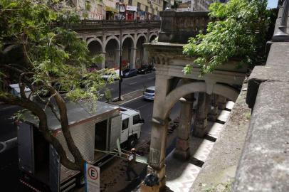 Porto Alegre, RS, Brasil, 16-11-2022: Lojistas do espaço 18, sob o Viaduto Otávio Rocha, na avenida Borges de Medeiros, retiram estruturas da sala comercial durante a mudança para reforma do viaduto, no centro da cidade. Foto: Mateus Bruxel / Agência RBSIndexador: Mateus Bruxel<!-- NICAID(15267126) -->