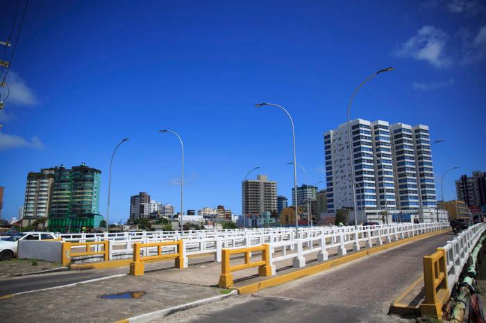 Ponte Giuseppe Garibaldi  é atualmente a principal via de acesso entre os dois municípios