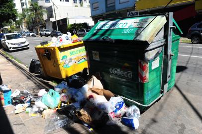 CAXIAS DO SUL, RS, BRASIL, 12/27/2021. Contêineres amanhecem cheios de lixo mesmo após aviso da Codeca que não teria coleta no Natal em Caxias. Entre sábado e domingo cerca de 30 toneladas foram recolhidas por equipe de plantão. Na foto, contêiner localizado na rua Bento Gonçalves quase na esquina com rua Andrade Neves. (Porthus Junior/Agência RBS)<!-- NICAID(14977070) -->