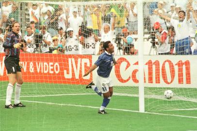 Nas quartas-de-final da Copa do Mundo de 1994, nos Estados Unidos, o Brasil enfrentou a Seleção da Holanda. A partida terminou 3 a 2 para a Seleção Brasileira. Na foto, Romário comemora o primeiro gol do Brasil, aos sete minutos do segundo tempo. Partida ocorrida em 9 de julho de 1994.#PÁGINA: 57<!-- NICAID(1924326) -->