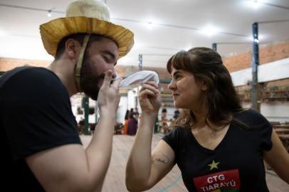 Porto Alegre, RS, Brasil, 15/11/2022 - Após 3 anos, o Enart voltará a acontecer de forma presencial. Acompanhamos o ensaio do CTG Tiarayú, último ganhador da competição. Na foto, Francielle Sampieri, 33 anos, ensaiadora e empresária e o gerente de desenvolvimento de software e coreógrafo Duda Freitas, 35 anos. - Foto: Jefferson Botega/Agência RBSIndexador: Jeff Botega<!-- NICAID(15265224) -->