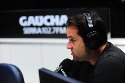 CAXIAS DO SUL, RS, BRASIL, 16/11/2022. Técnico da SER Caxias, Thiago Carvalho, participa do programa Show dos Esportes no estúdio da Rádio Gaúcha Serra. (Porthus Junior/Agência RBS)<!-- NICAID(15267484) -->