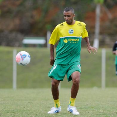 CAXIAS DO SUL, RS, BRASIL, 07/01/2013. Treino do Juventude que se prepara para o campeonato gaúcho 2013. Na foto, o lateral-esquerdo Robinho. (Gauchão 2013). (Porthus Junior/Pioneiro)<!-- NICAID(8975566) -->