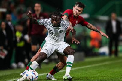 Nigerias forward Moses Simon (L) vies with Portugals midfielder Otavio Monteiro during the friendly football match between Portugal and Nigeria at the Alvalade stadium in Lisbon on November 17, 2022. (Photo by CARLOS COSTA / AFP)Editoria: SPOLocal: LisbonIndexador: CARLOS COSTASecao: soccerFonte: AFPFotógrafo: STR<!-- NICAID(15268532) -->